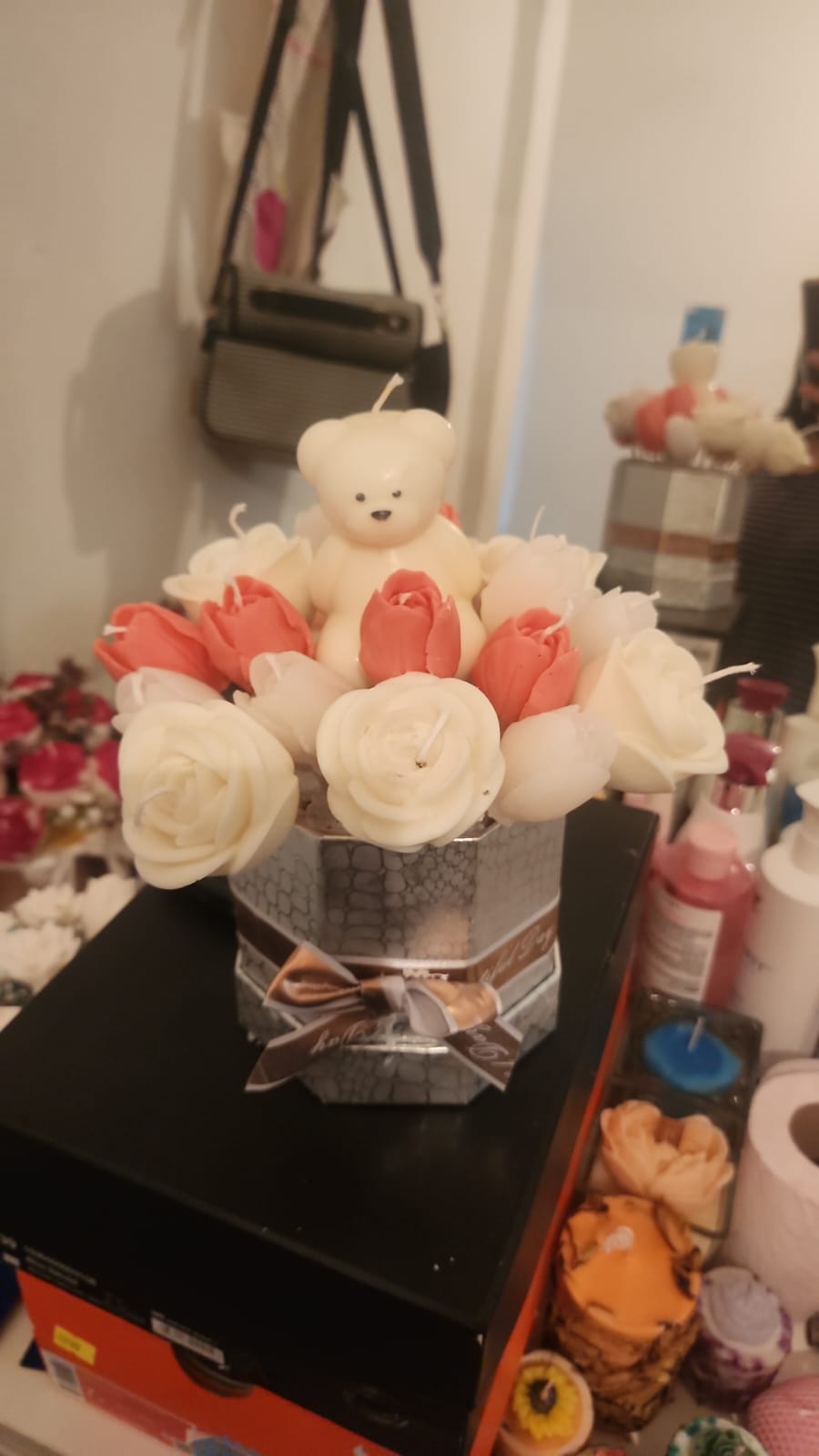 🐻🌹 זר ורדים עם דובי — מתנה שמביאה חיוך מיידי.