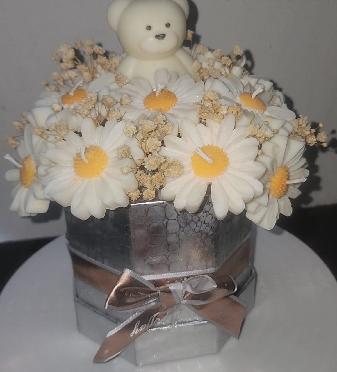 🌼 זר חינניות ודובי — רענן, חמוד ומלא אהבה.